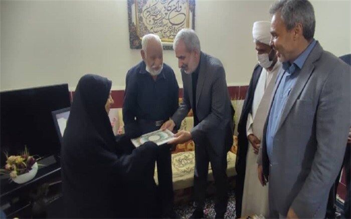 دیدار یوسف نوری با خانواده شهیدان دانش‌آموز در شهرستان بم