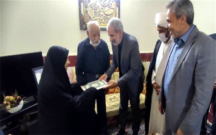 دیدار یوسف نوری با خانواده شهیدان دانش‌آموز در شهرستان بم