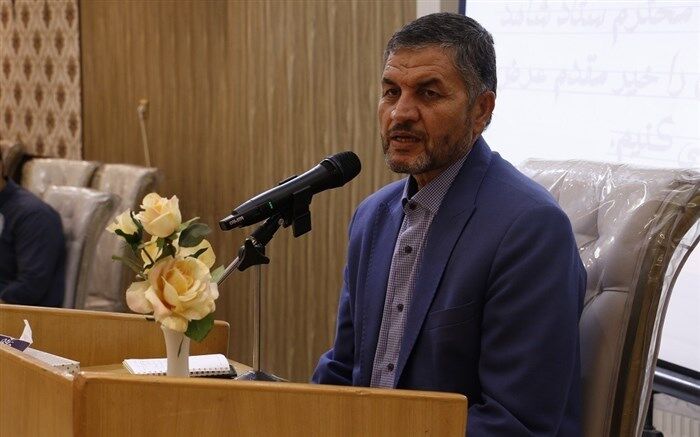 هر مدیر آموزش و پرورش باید حداقل یک نفر را باسواد کند