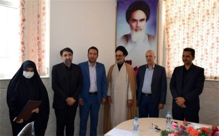 بازدید مدیر کل استان چهارمحال و بختیاری با دانش‌آموز رتبه ۶۷ کنکور ادبیات