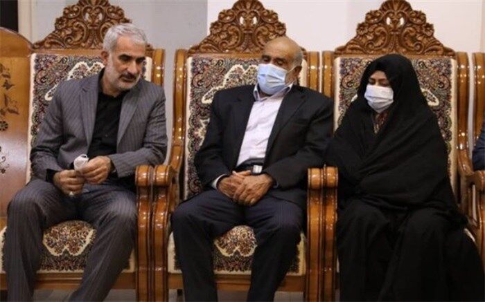 دیدار وزیر آموزش و پرورش با خانواده خبرنگار شهید