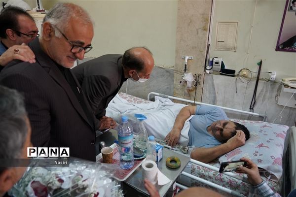 دیدار مدیرکل آموزش و پرورش اصفهان از جانبازان هشت سال دفاع مقدس در آسایشگاه شهید مطهری