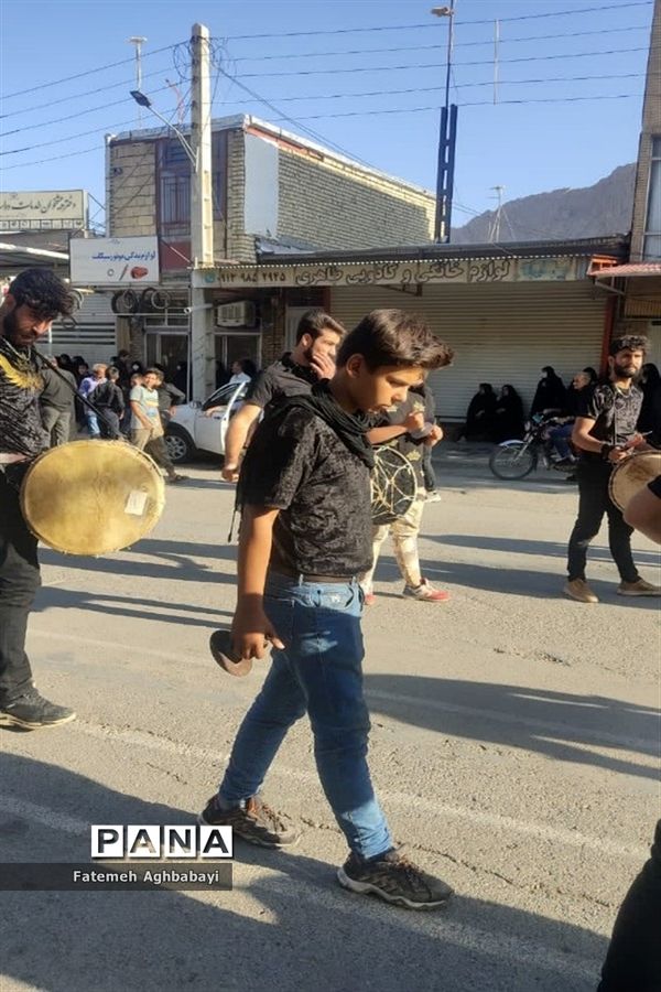 برگزاری نمایش آیینی «یک بیابان بی‌کسی» و حرکت نمادین قافله امام حسین (ع) در شهرستان بن