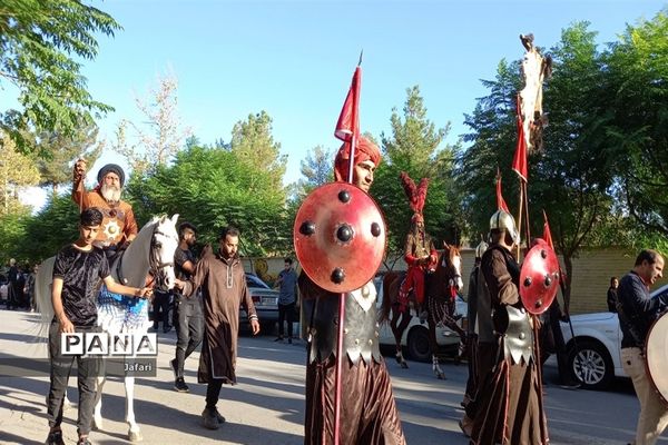 حرکت کاروان نمادین اسرای کربلا  از کوفه به شام در خیابان‌های شهر فلاورجان