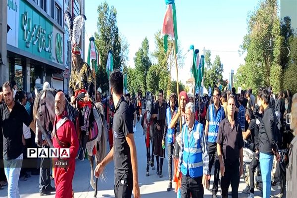 حرکت کاروان نمادین اسرای کربلا  از کوفه به شام در خیابان‌های شهر فلاورجان