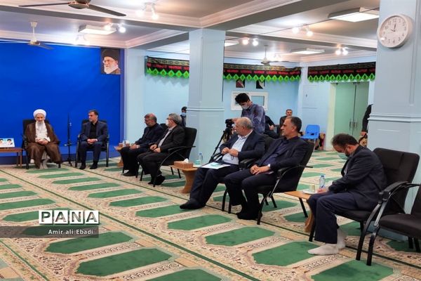 دیدار وزیر اقتصاد با نماینده ولی فقیه