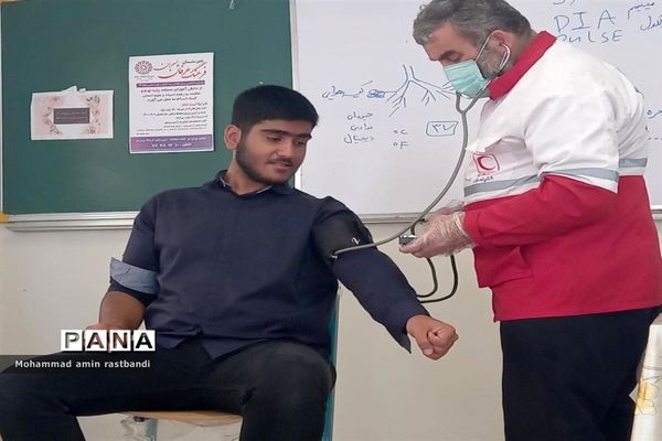 برگزاری دوره‌های هلال احمر در پایگاه تابستانی دبیرستان فرهنگ منطقه ۱۳