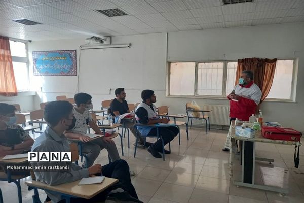 برگزاری دوره‌های هلال احمر در پایگاه تابستانی دبیرستان فرهنگ منطقه ۱۳