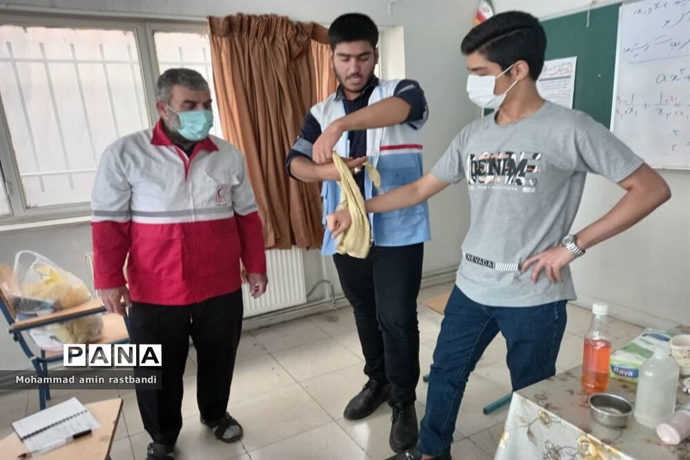 برگزاری دوره‌های هلال احمر در پایگاه تابستانی دبیرستان فرهنگ منطقه ۱۳