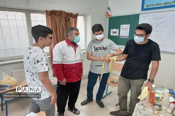 برگزاری دوره‌های هلال احمر در پایگاه تابستانی دبیرستان فرهنگ منطقه ۱۳