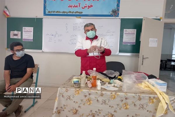 برگزاری دوره‌های هلال احمر در پایگاه تابستانی دبیرستان فرهنگ منطقه ۱۳
