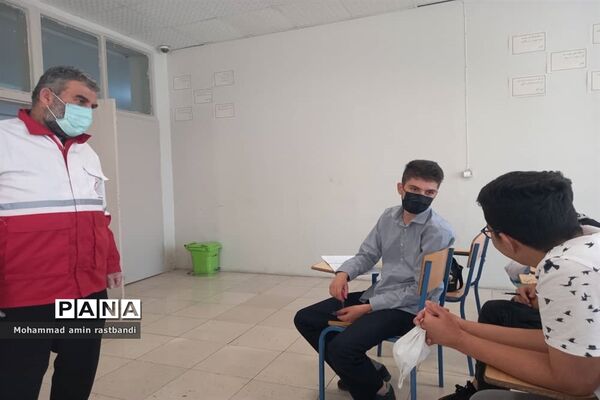 برگزاری دوره‌های هلال احمر در پایگاه تابستانی دبیرستان فرهنگ منطقه ۱۳