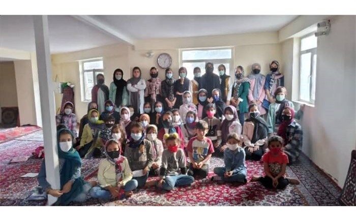 معلم دانش‌آموزی که در مناطق محروم تدریس می‌کند