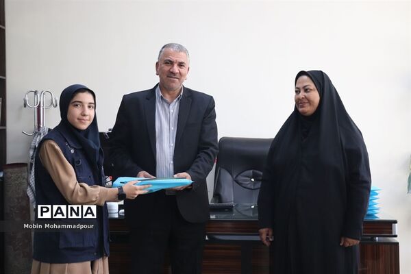 تجلیل معاون پرورشی و فرهنگی آموزش و پرورش آذربایجان شرقی از دانش‌آموز خبرنگاران خبرگزاری پانا