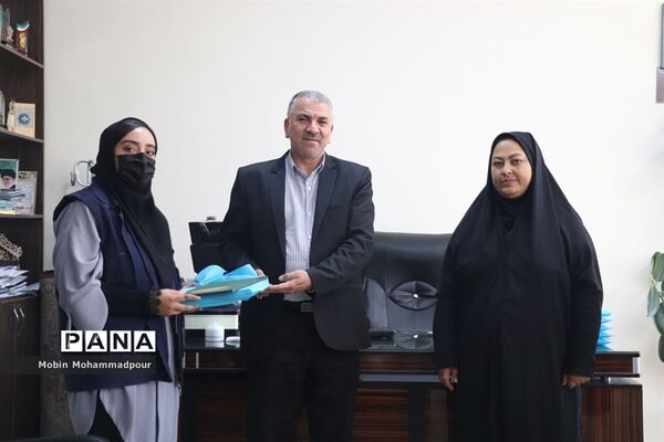 تجلیل معاون پرورشی و فرهنگی آموزش و پرورش آذربایجان شرقی از دانش‌آموز خبرنگاران خبرگزاری پانا
