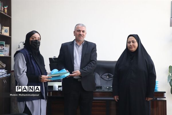 تجلیل معاون پرورشی و فرهنگی آموزش و پرورش آذربایجان شرقی از دانش‌آموز خبرنگاران خبرگزاری پانا