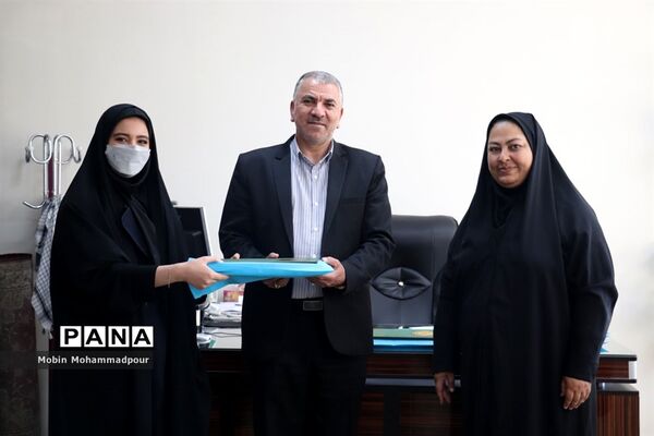 تجلیل معاون پرورشی و فرهنگی آموزش و پرورش آذربایجان شرقی از دانش‌آموز خبرنگاران خبرگزاری پانا