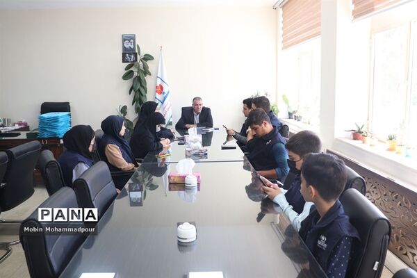 تجلیل معاون پرورشی و فرهنگی آموزش و پرورش آذربایجان شرقی از دانش‌آموز خبرنگاران خبرگزاری پانا