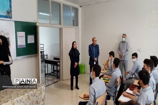 آموزش تفکیک پسماند از مبدا در دبیرستان فرهنگ عرفان منطقه ۱۳