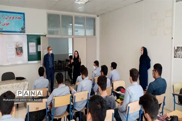 آموزش تفکیک پسماند از مبدا در دبیرستان فرهنگ عرفان منطقه ۱۳