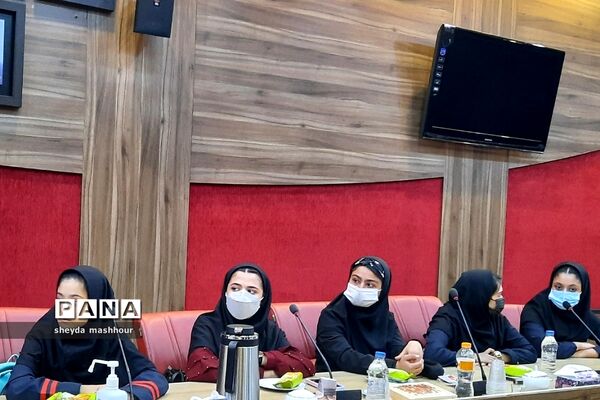 تجلیل مدیرکل آموزش و پرورش شهرستان‌های استان تهران از خبرنگاران فعال پانا