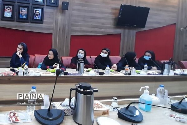 تجلیل مدیرکل آموزش و پرورش شهرستان‌های استان تهران از خبرنگاران فعال پانا