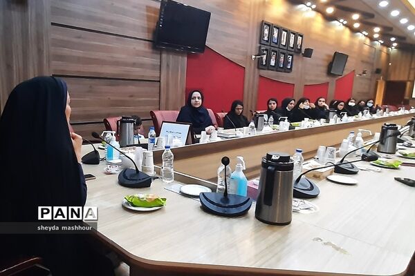 تجلیل مدیرکل آموزش و پرورش شهرستان‌های استان تهران از خبرنگاران فعال پانا