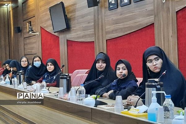تجلیل مدیرکل آموزش و پرورش شهرستان‌های استان تهران از خبرنگاران فعال پانا