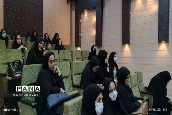 تجلیل از معلمان برگزیده سیستان و بلوچستان در همایش معلم سازنده