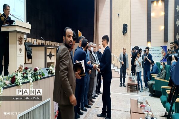 تجلیل از معلمان برگزیده سیستان و بلوچستان در همایش معلم سازنده