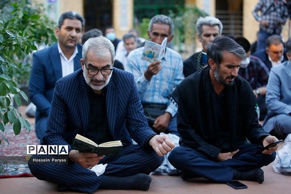 ‌مراسم دعای ندبه در جوار مزار شهدای گمنام دانش‌آموز در اردوگاه شهید باهنر