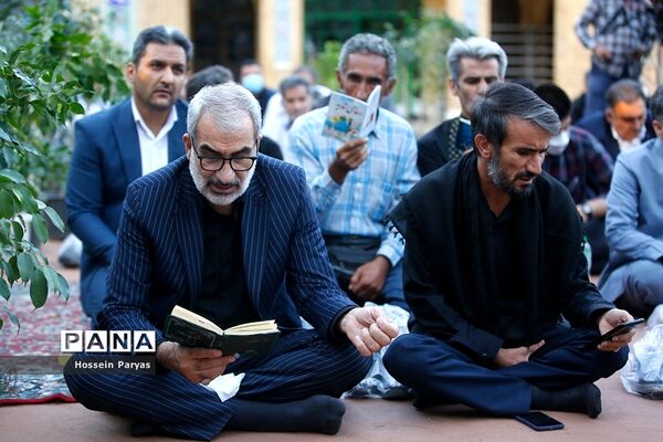 ‌مراسم دعای ندبه در جوار مزار شهدای گمنام دانش‌آموز در اردوگاه شهید باهنر