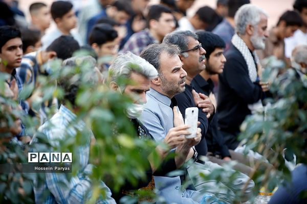 ‌مراسم دعای ندبه در جوار مزار شهدای گمنام دانش‌آموز در اردوگاه شهید باهنر