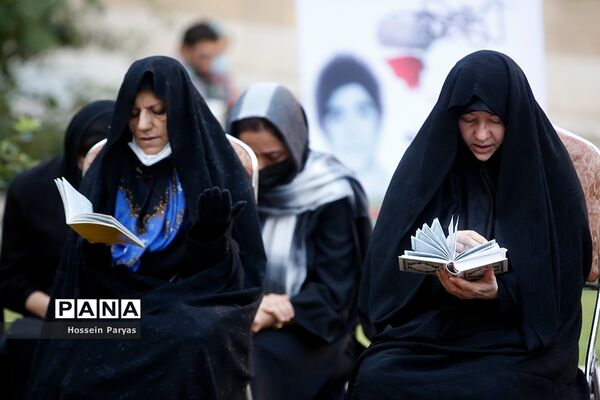 ‌مراسم دعای ندبه در جوار مزار شهدای گمنام دانش‌آموز در اردوگاه شهید باهنر