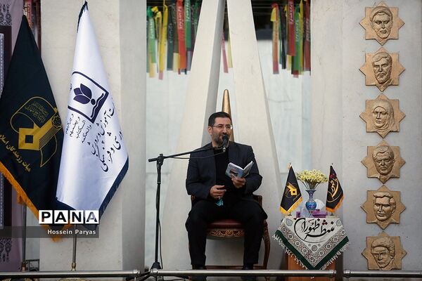 ‌مراسم دعای ندبه در جوار مزار شهدای گمنام دانش‌آموز در اردوگاه شهید باهنر