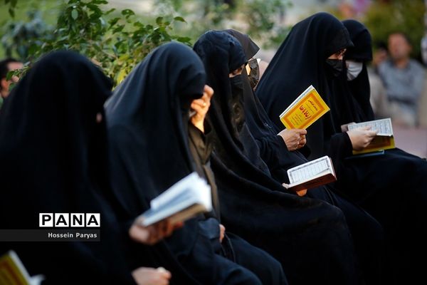 ‌مراسم دعای ندبه در جوار مزار شهدای گمنام دانش‌آموز در اردوگاه شهید باهنر
