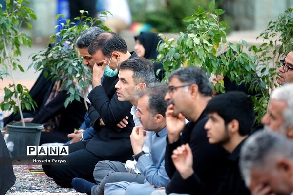 ‌مراسم دعای ندبه در جوار مزار شهدای گمنام دانش‌آموز در اردوگاه شهید باهنر