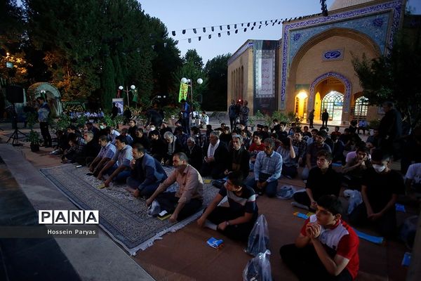 ‌مراسم دعای ندبه در جوار مزار شهدای گمنام دانش‌آموز در اردوگاه شهید باهنر