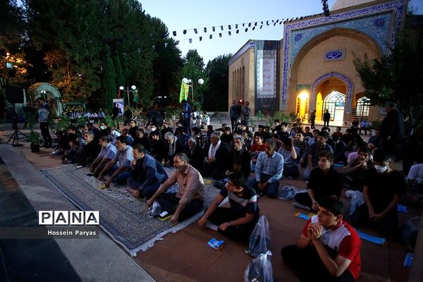 ‌مراسم دعای ندبه در جوار مزار شهدای گمنام دانش‌آموز در اردوگاه شهید باهنر