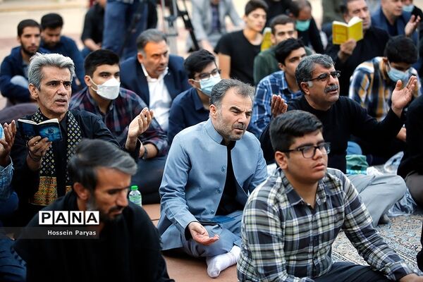 ‌مراسم دعای ندبه در جوار مزار شهدای گمنام دانش‌آموز در اردوگاه شهید باهنر