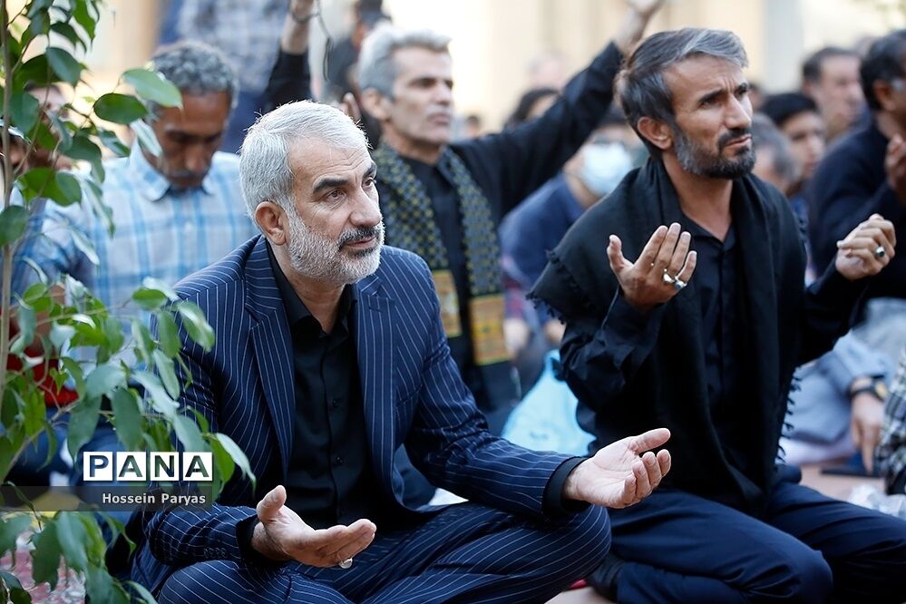 ‌مراسم دعای ندبه در جوار مزار شهدای گمنام دانش‌آموز در اردوگاه شهید باهنر
