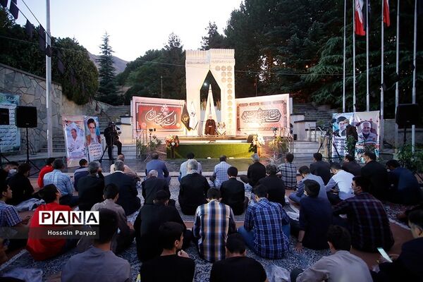‌مراسم دعای ندبه در جوار مزار شهدای گمنام دانش‌آموز در اردوگاه شهید باهنر