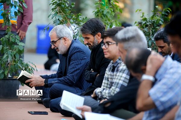 ‌مراسم دعای ندبه در جوار مزار شهدای گمنام دانش‌آموز در اردوگاه شهید باهنر