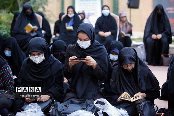 ‌مراسم دعای ندبه در جوار مزار شهدای گمنام دانش‌آموز در اردوگاه شهید باهنر