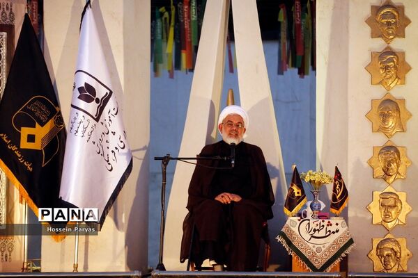 ‌مراسم دعای ندبه در جوار مزار شهدای گمنام دانش‌آموز در اردوگاه شهید باهنر