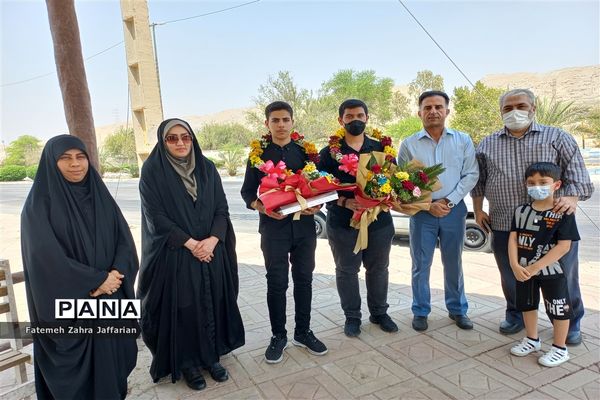 آیین استقبال از دانش‌آموزان رتبه‌آور کشوری در مسابقات قرآن، عترت و نماز امیدیه