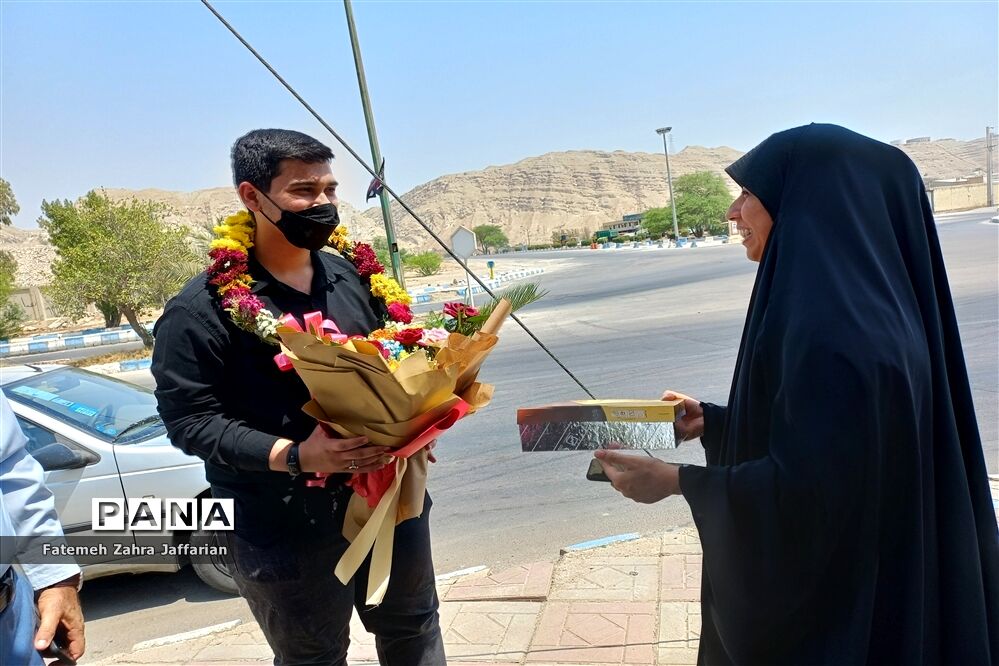 آیین استقبال از دانش‌آموزان رتبه‌آور کشوری در مسابقات قرآن، عترت و نماز امیدیه