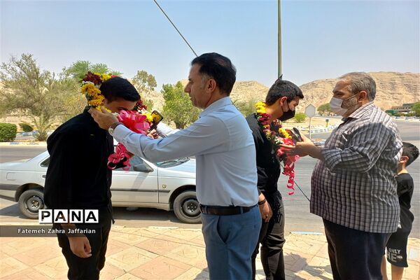 آیین استقبال از دانش‌آموزان رتبه‌آور کشوری در مسابقات قرآن، عترت و نماز امیدیه