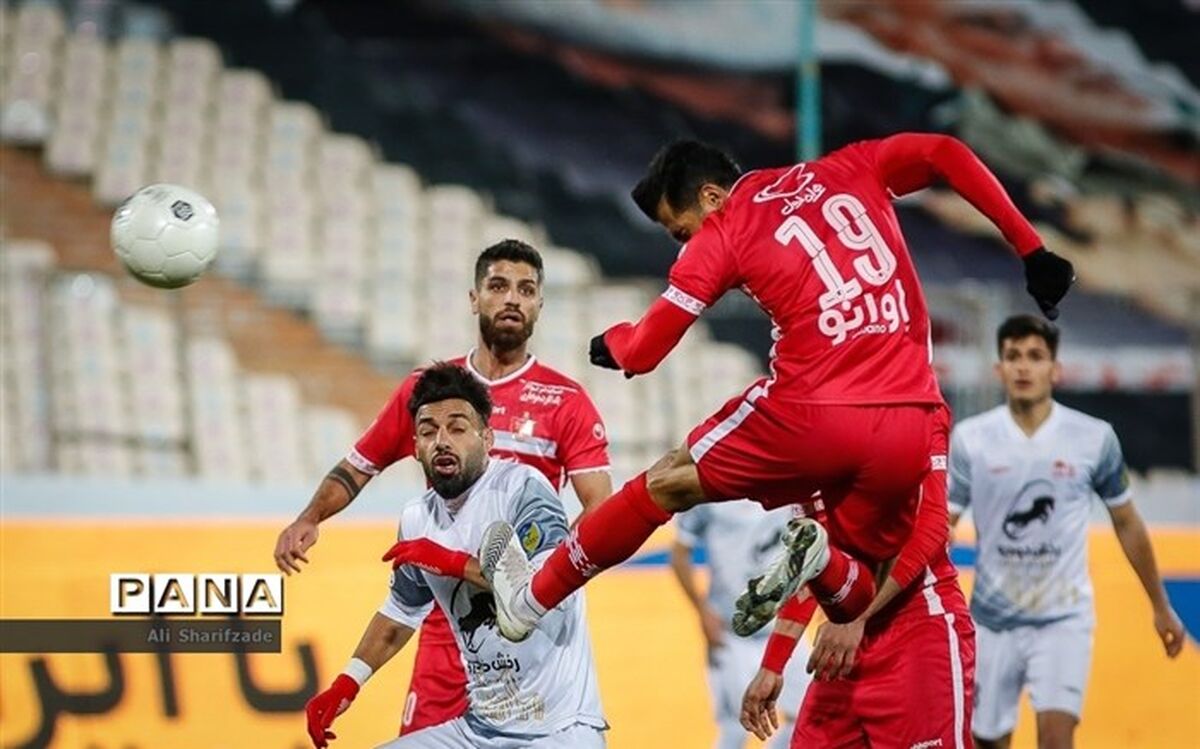 مدافع استقلال سرخ‌پوش شد