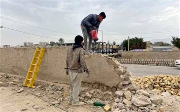 دیوار محوطه باغ نشاط لار مرمت می‌شود